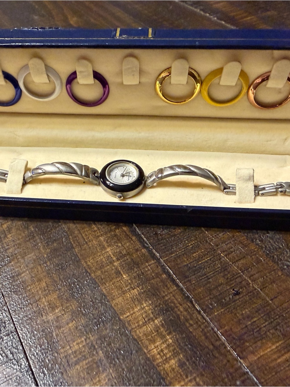 Vintage Silver-Tone Women's Bracelet Watch - Silver